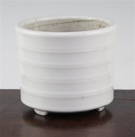 A Chinese white glazed porcelain censer, 19th century, 10.5cm